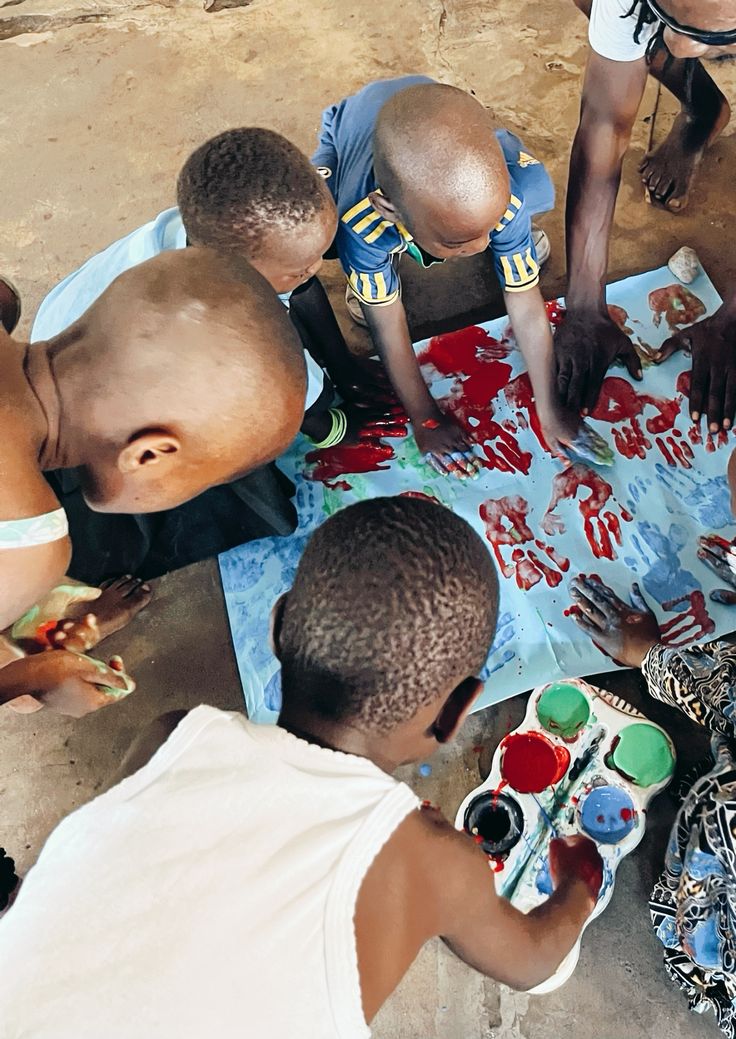 Bambini impegnati in un’attività creativa